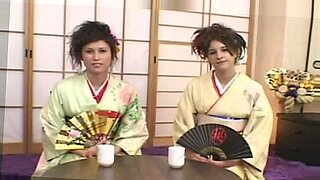 Ragazze asiatiche in kimono vengono tatuate e scopate da vicino.