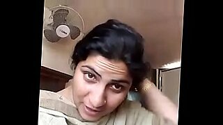 Desi-Mädchen geben sich heißen Begegnungen in einem pakistanischen Clip hin.