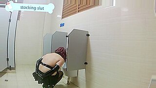 Pelacur Jepun menggoda di tandas awam dan memuaskan dirinya sendiri.