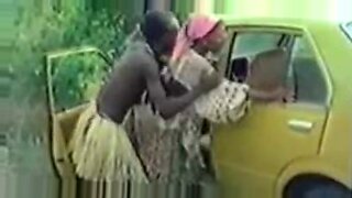 アフリカの美女が屋外で白人のチンポに犯される。