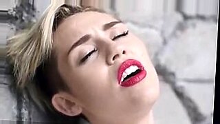 Miley Cyrus zingt en danst uitdagend
