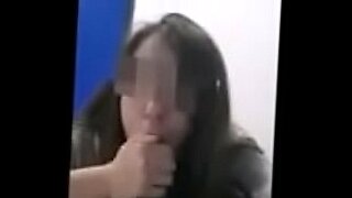 Remaja Jepang menikmati gangbang liar dengan beberapa pria.