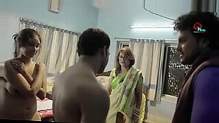 Una calda moglie indiana mostra le sue doti e tradisce con un autista.