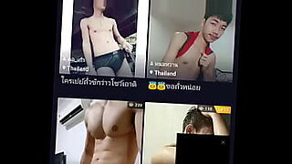 De jeunes gays thaïlandais se livrent à un jeu sensuel inspiré d'un livre.