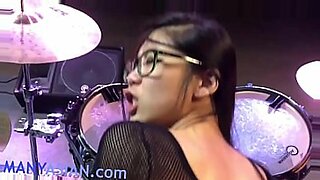 Drummer muda Filipina memamerkan keahlian dan sensualitasnya.