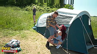 Un acampada frío se convierte en una aventura sexual ardiente.