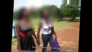 Fille noire africaine de l'Ouganda en plein essor