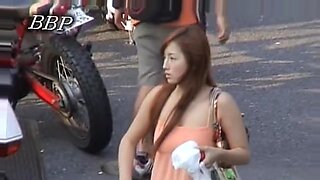 Kamera Stealth menangkap momen intim dengan wanita Asia yang memikat.