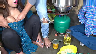 Um casal indiano escaldante fica safado na cozinha.