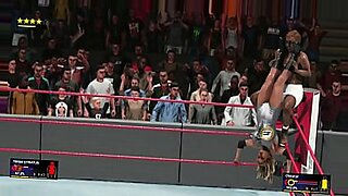 WWE的Trish Stratus在热情而露骨的成人场景中。