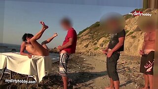 Una emocionante bomba se vuelve loca en un grupo de sexo al aire libre y en un bukkake.