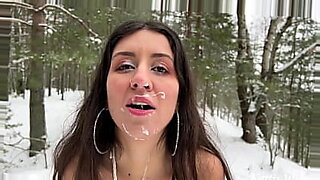 Ein Teenager-Paar kuschelt sich im Schnee, gibt einen öffentlichen Blowjob und bekommt eine Spermaladung.