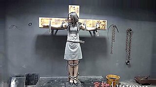 一个被捆绑的中国美女经历了强烈的BDSM监狱幻想。
