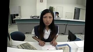 Uma estudante japonesa explora um encontro anal selvagem com uma milf madura.