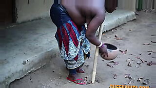 40代のナイジェリアの母親が、ホットなビデオで野生的になる。