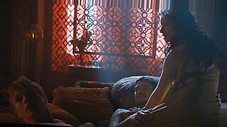 Reimaginación erótica de escenas de Game of Thrones con el contenido explícito de sexo de Xnxx.