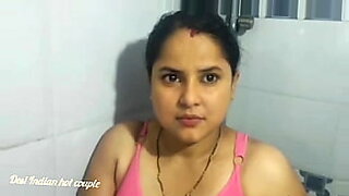 Một cặp mẹ và con trai nói tiếng Hindi tham gia vào tình dục nóng bỏng trong phòng tắm.